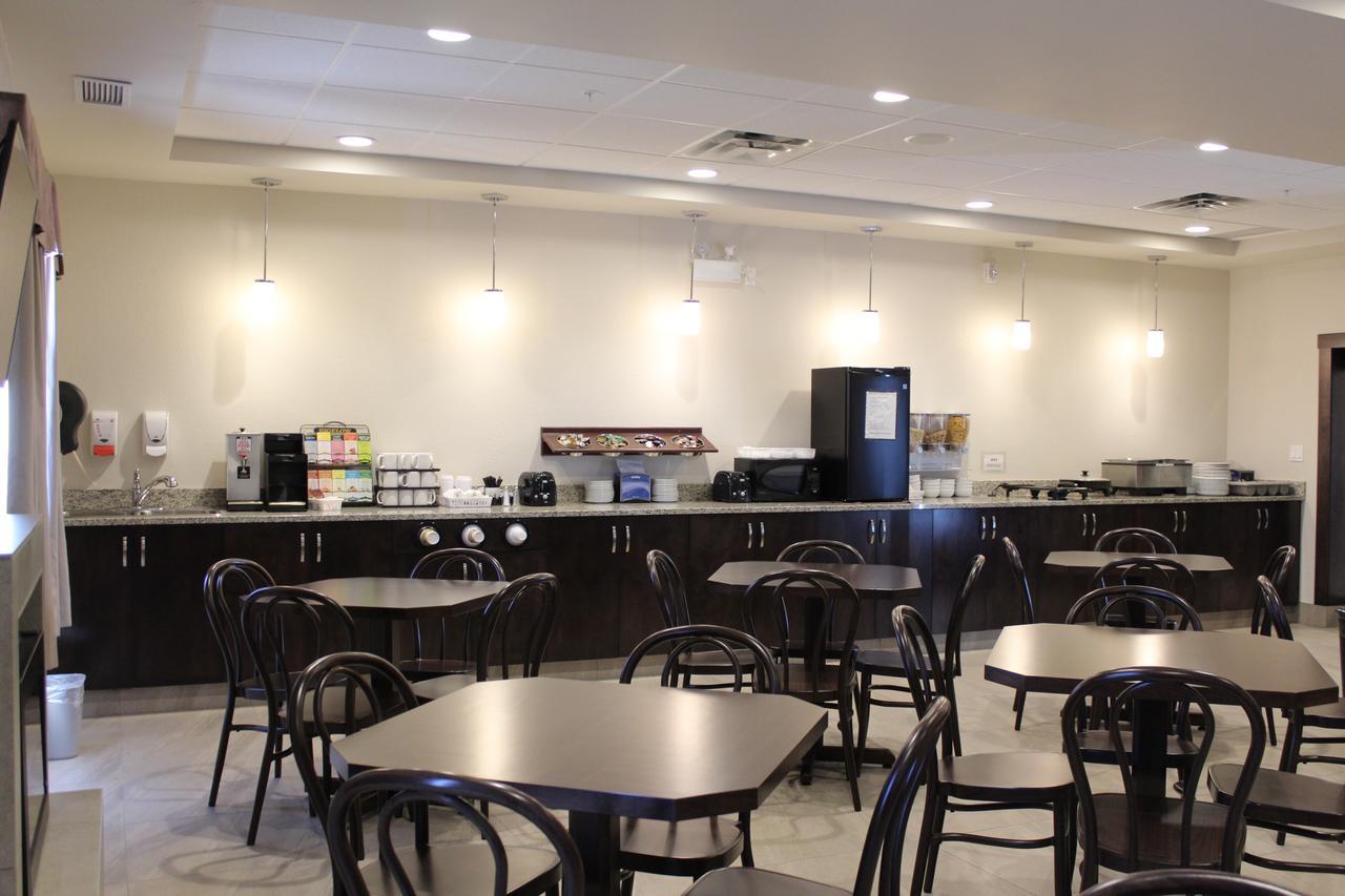 Prairie Moon Inn & Suites Macklin Екстериор снимка