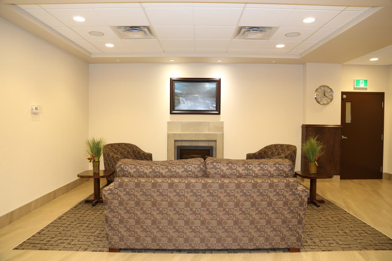 Prairie Moon Inn & Suites Macklin Екстериор снимка