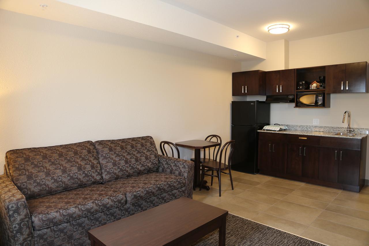 Prairie Moon Inn & Suites Macklin Екстериор снимка