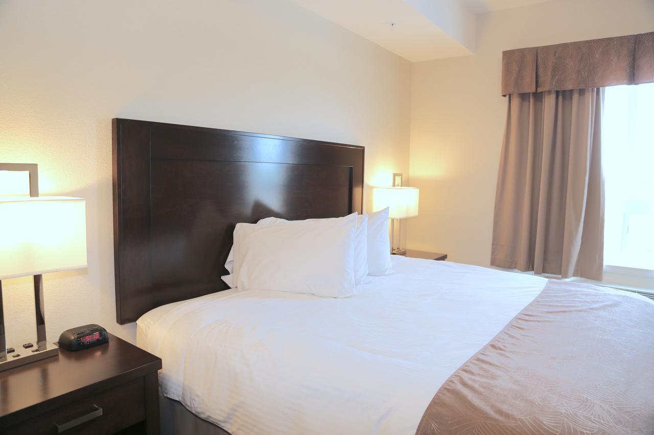 Prairie Moon Inn & Suites Macklin Екстериор снимка